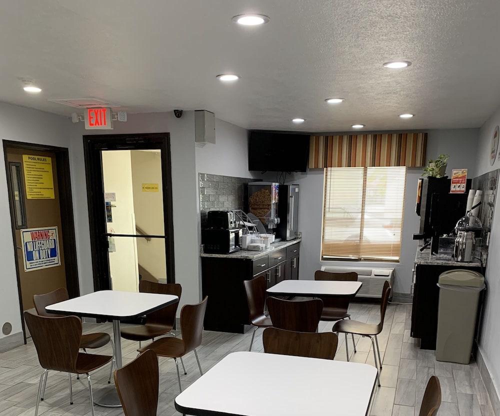 Super 8 By Wyndham Lincoln Hotel Екстериор снимка