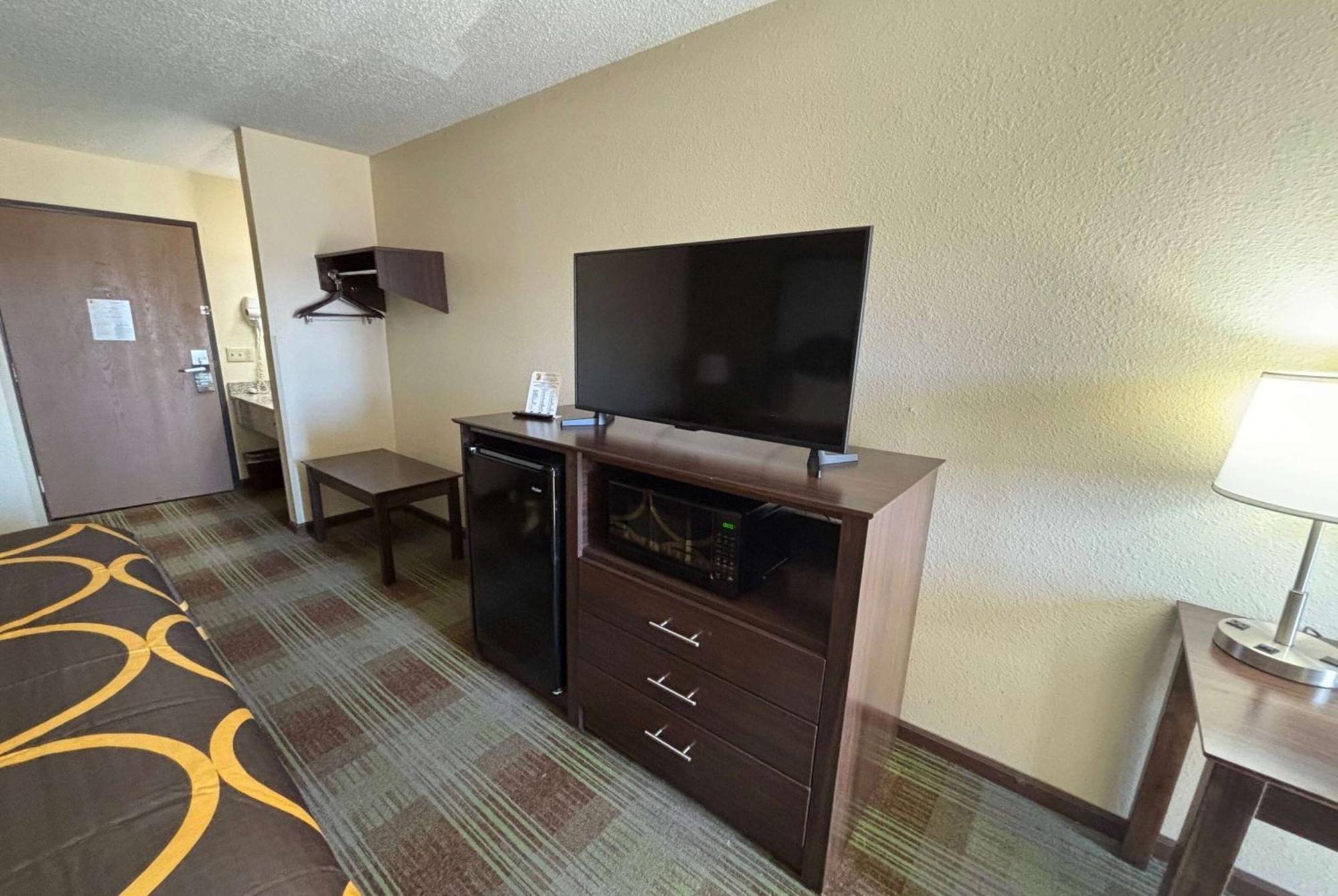 Super 8 By Wyndham Lincoln Hotel Екстериор снимка